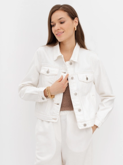 Укороченная белая джинсовая куртка с контрастными швами