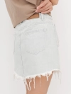 Джинсовая юбка-мини с дестроями и необработанным низом