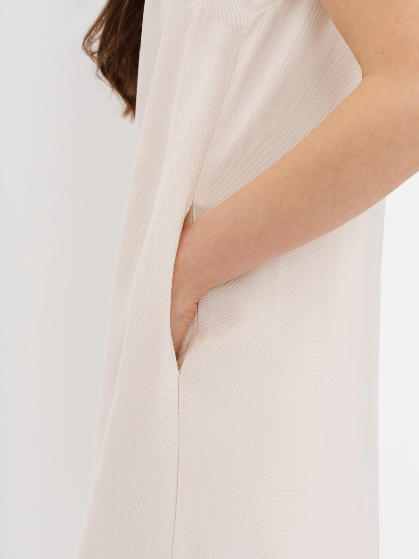 Платье прямого силуэта с асимметричным вырезом на спине