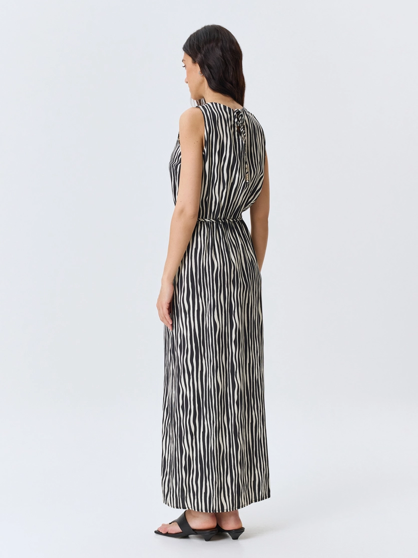 Платье-макси с монохромным принтом