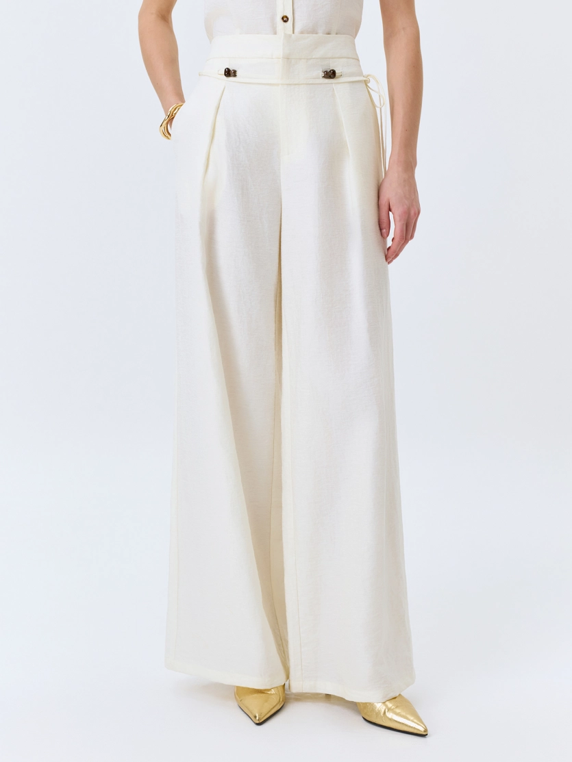 Широкие брюки с акцентным поясом