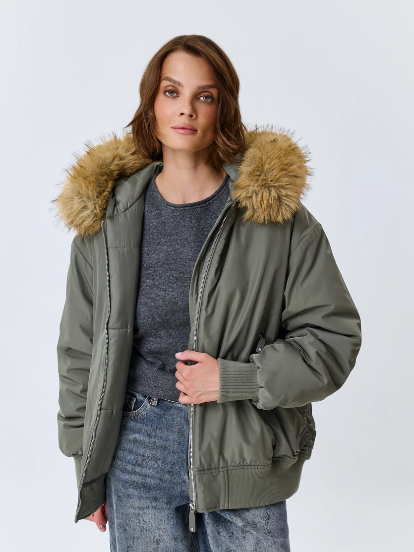 Oversize бомбер с меховым капюшоном