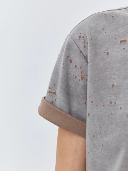 Футболка с дестроями в стиле "College" 