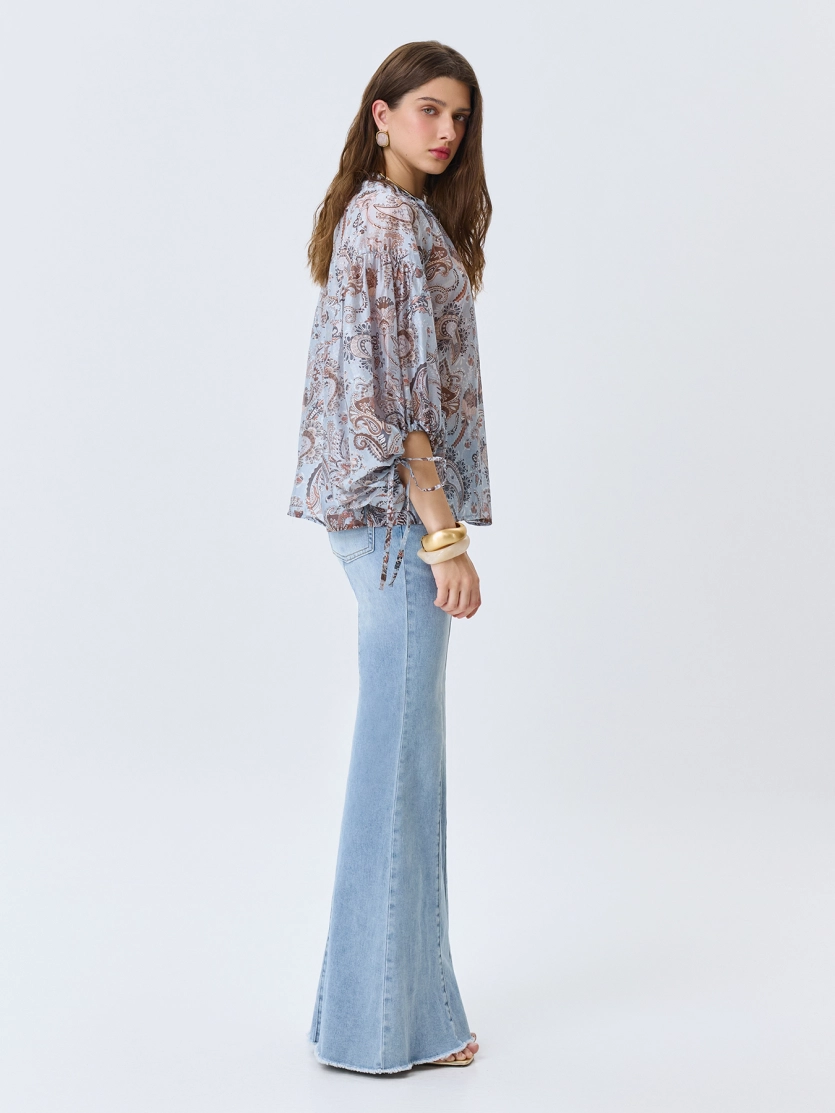 Джинсы клёш с акцентными стрелками