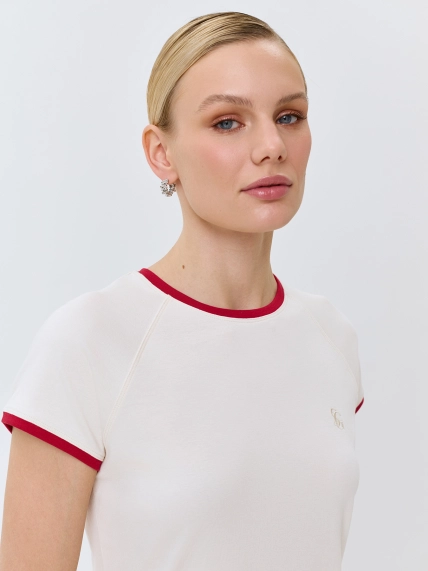 Приталенная футболка с контрастным рибом