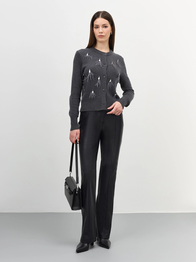 Вязаный кардиган с декоративными перьями и кристаллами