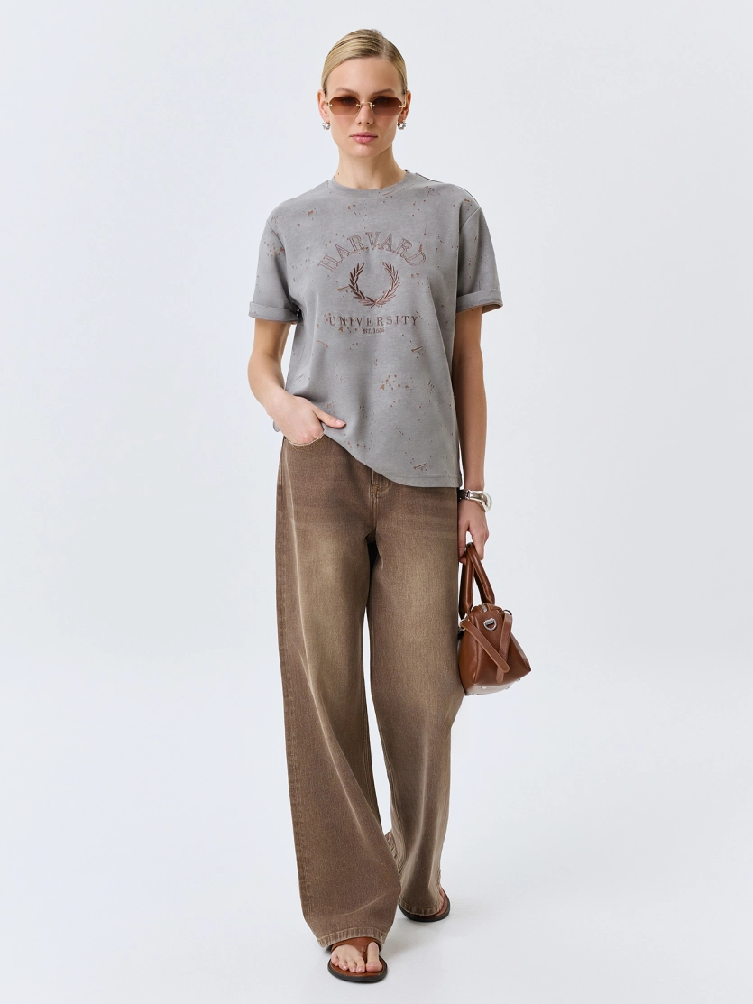 Футболка с дестроями в стиле "College" 