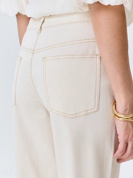 Прямые джинсы с металлическим декором