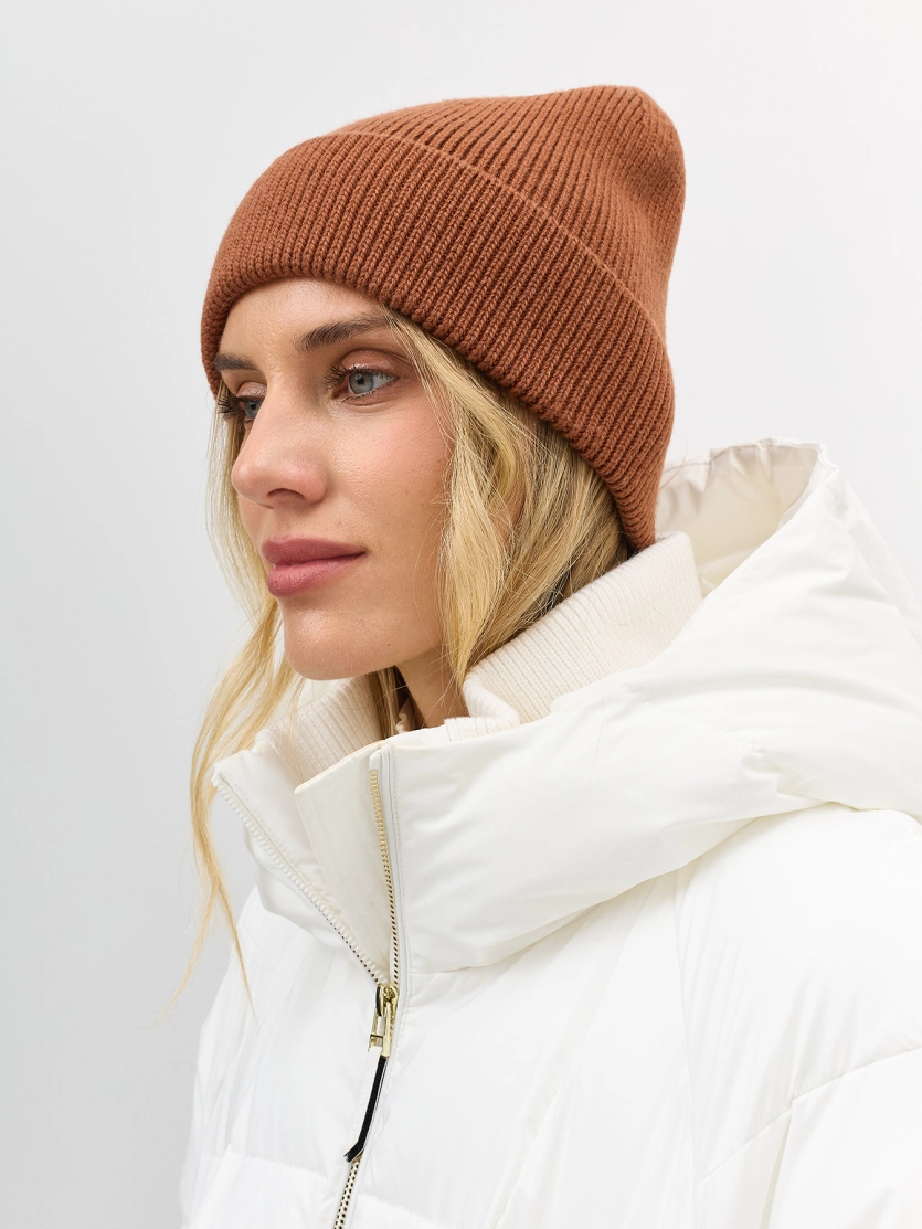 Яркая шапка бини с шерстью