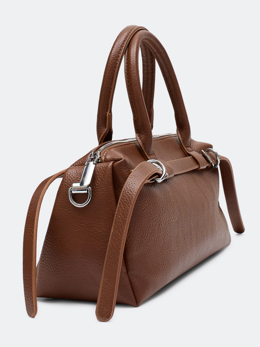 Сумка-багет с декоративными ремешками