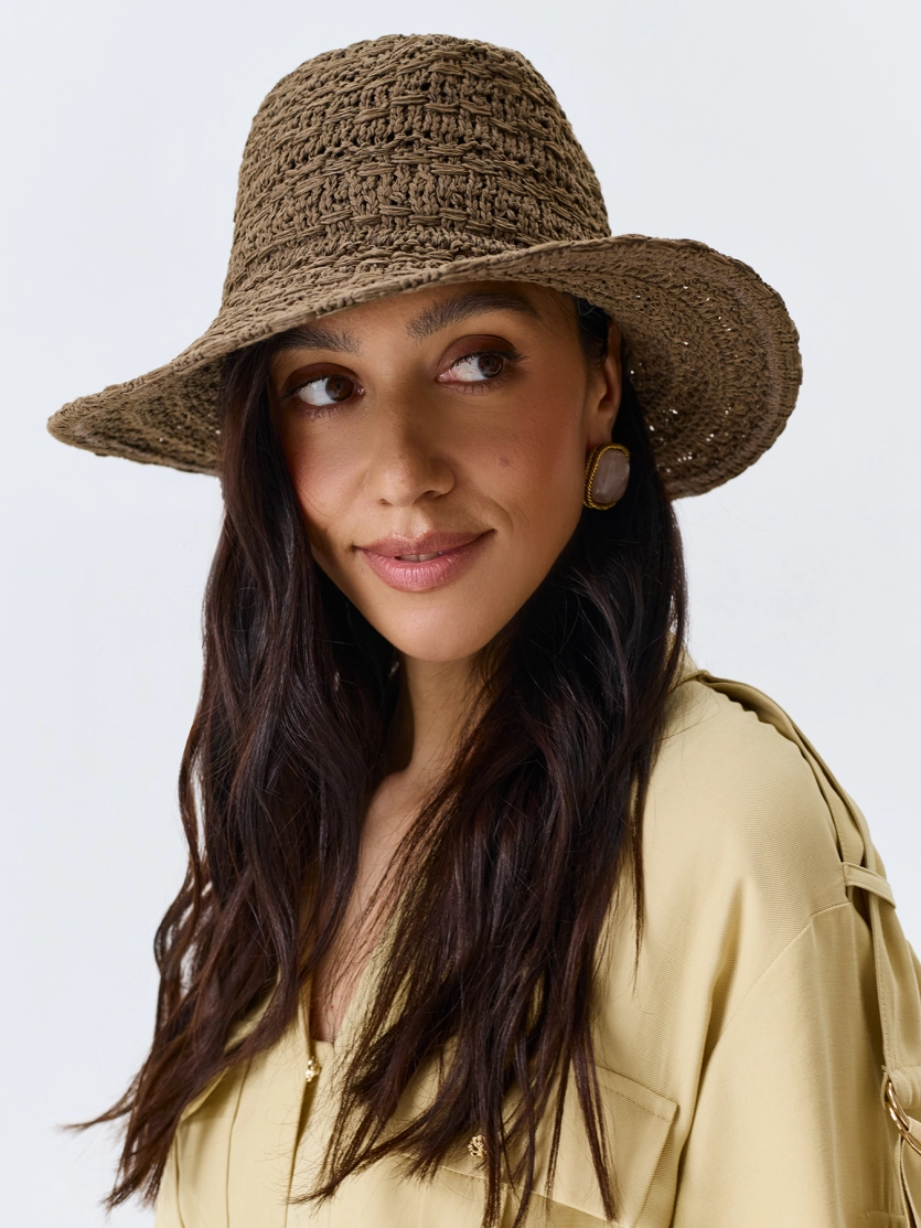 Плетеная шляпа с прямыми полями