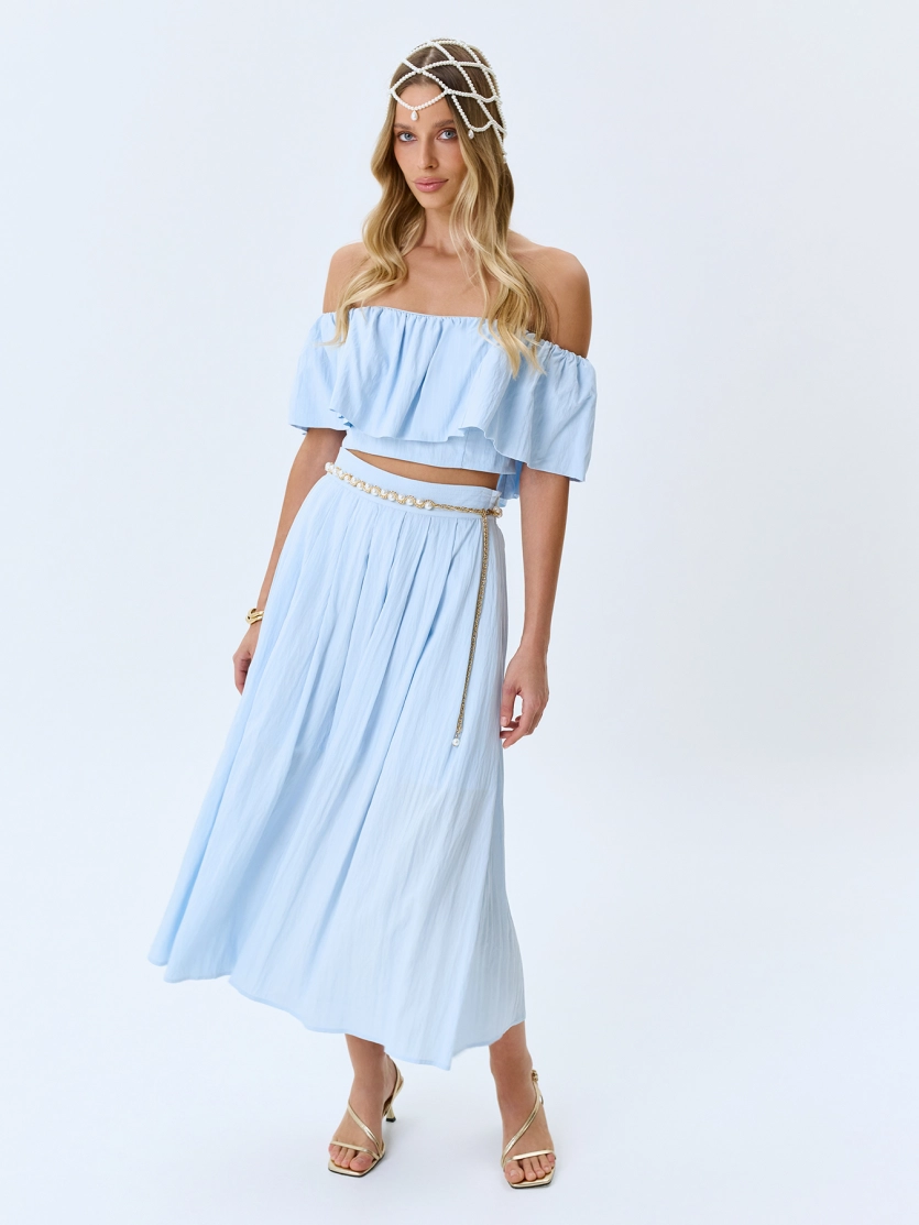 Топ с открытыми плечами из района