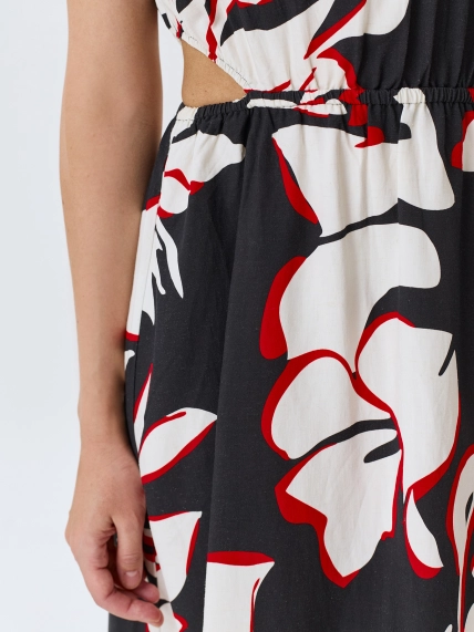 Платье с акцентными вырезами 