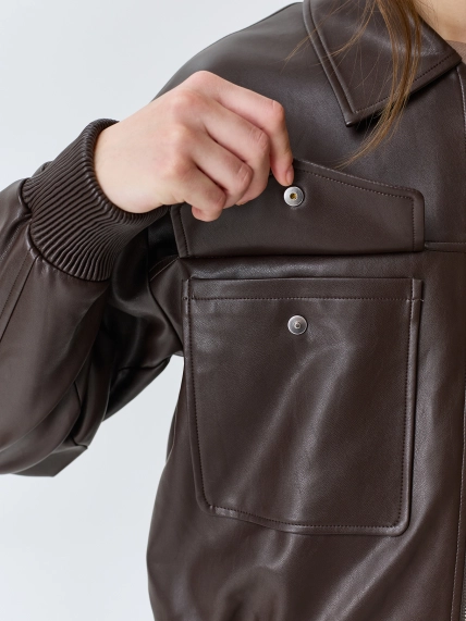 Бомбер из эко кожи с накладными карманами