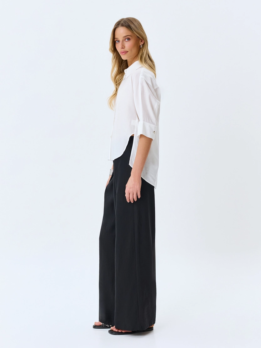 Широкие брюки с акцентным поясом