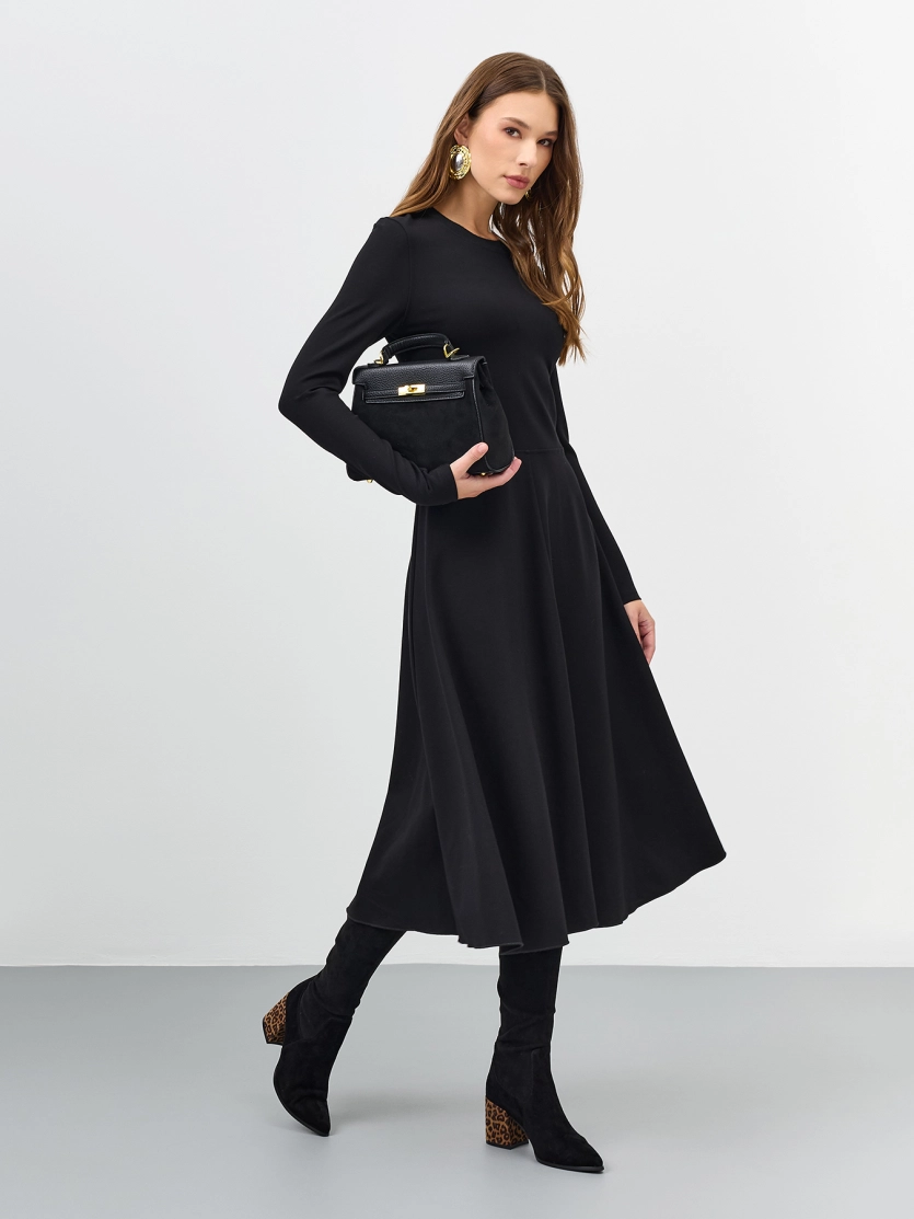 Приталенное трикотажное платье