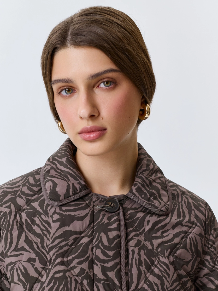 Утепленный жакет с анималистичным принтом