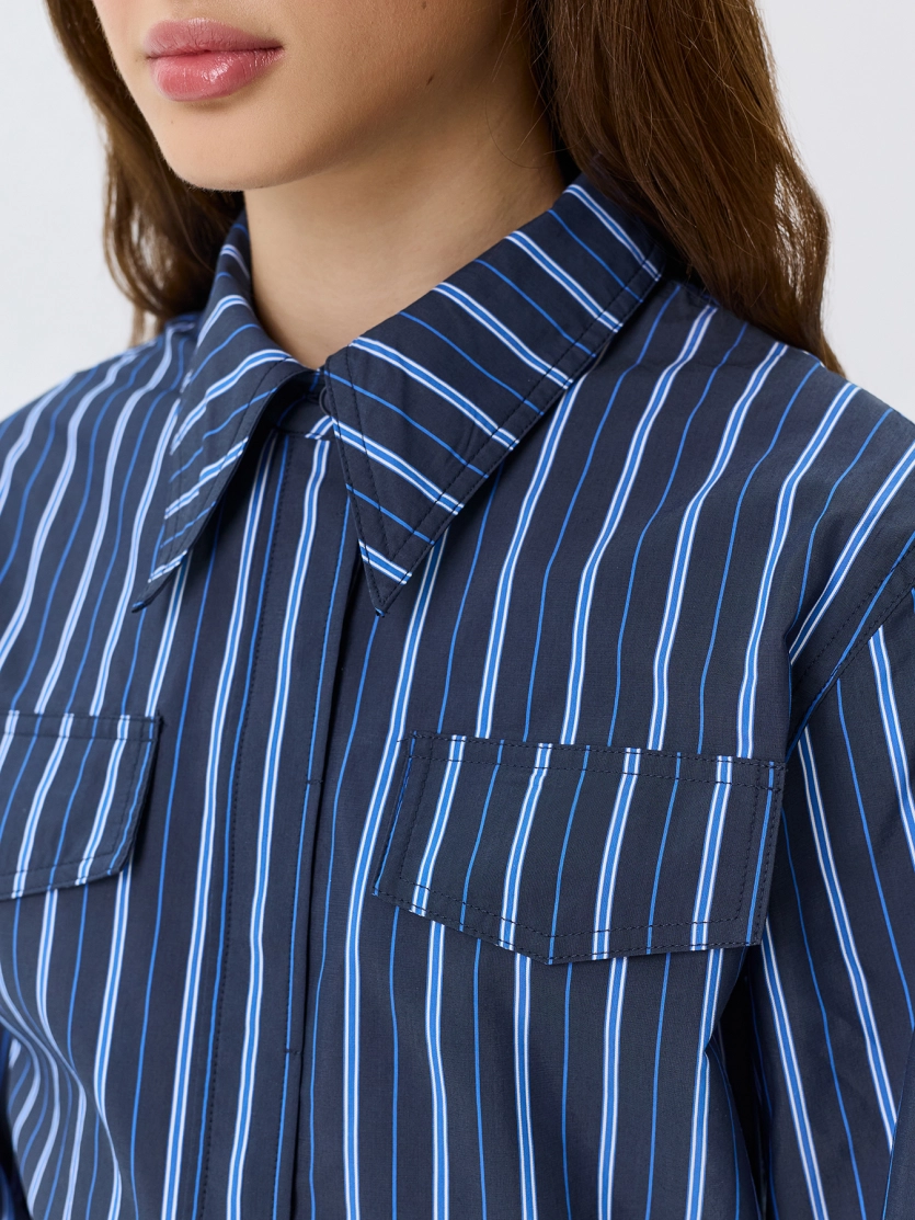 Яркая приталенная рубашка в полоску