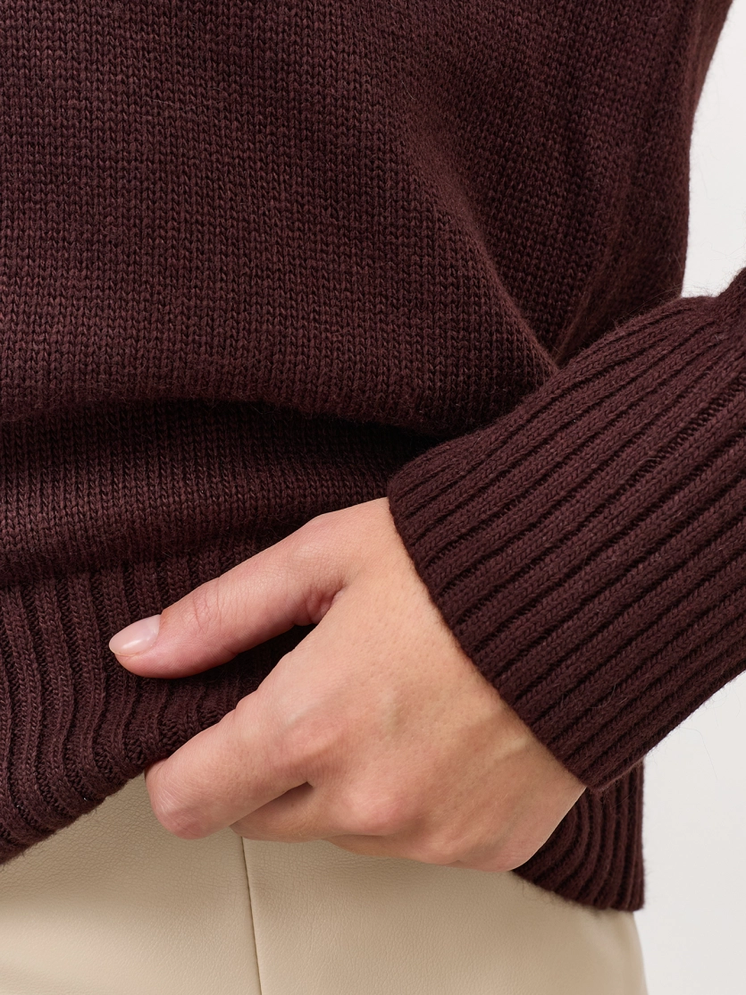 Базовый джемпер с V-образным вырезом