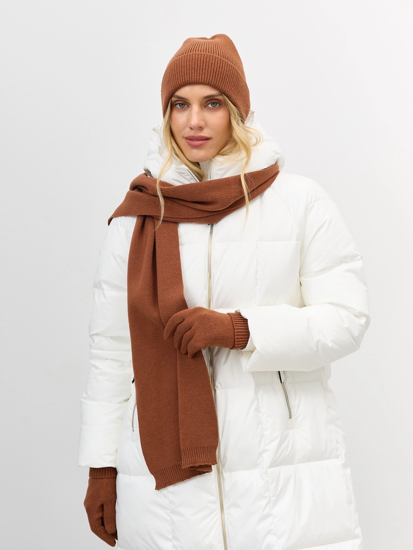 Яркая шапка бини с шерстью