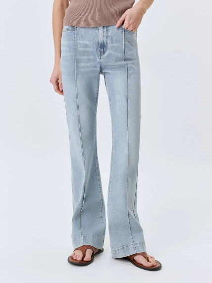 Джинсы bootcut с
акцентными стрелками
