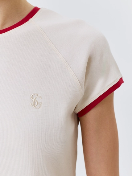 Приталенная футболка с контрастным рибом