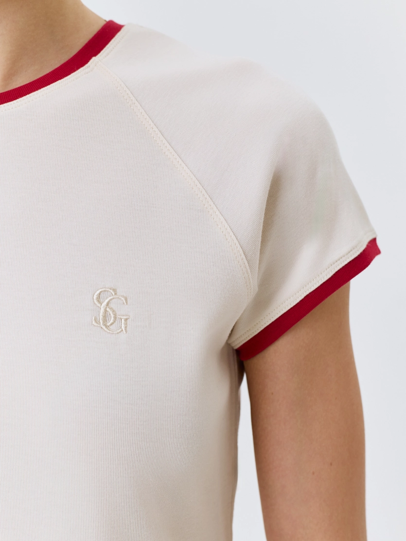 Приталенная футболка с контрастным рибом