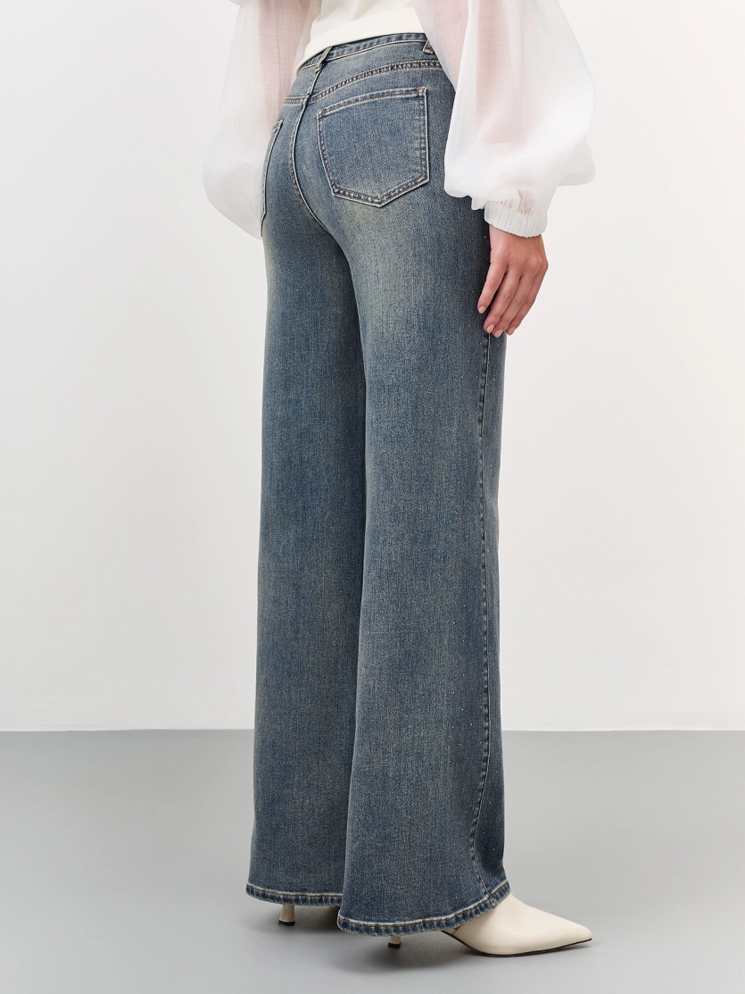 Джинсы с декором из мерцающих страз