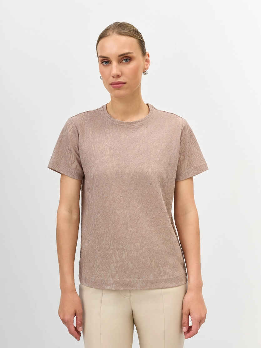 Футболка из фактурного трикотажа