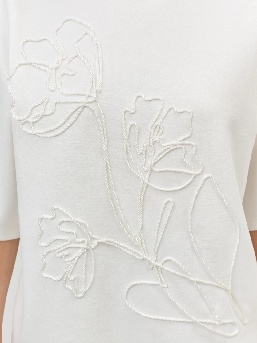 Джемпер с объемной вышивкой