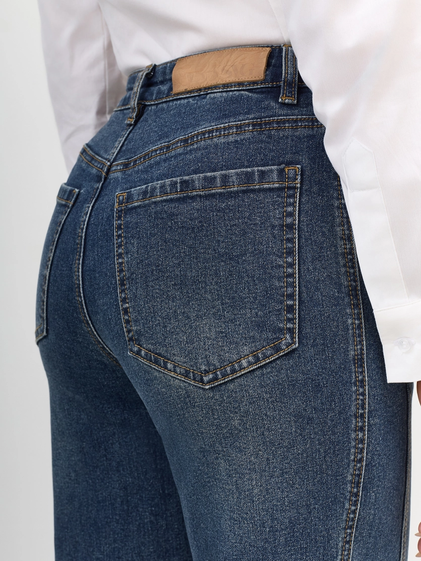 Широкие джинсы с рельефами