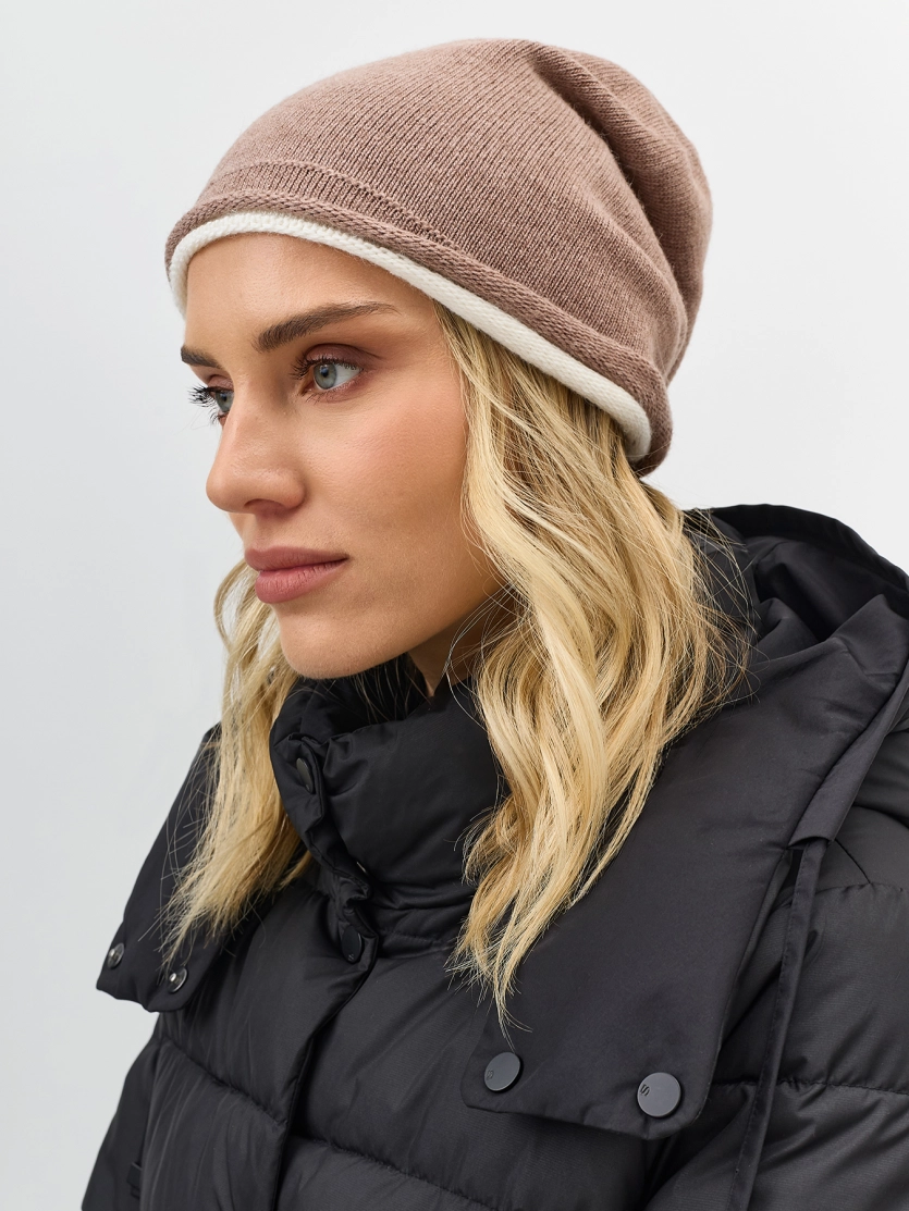 Тонкая шапка с контрастной отделкой