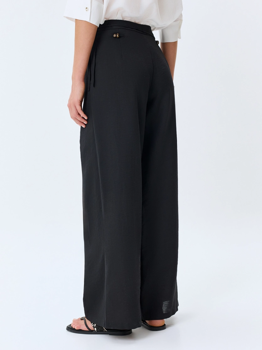 Широкие брюки с акцентным поясом