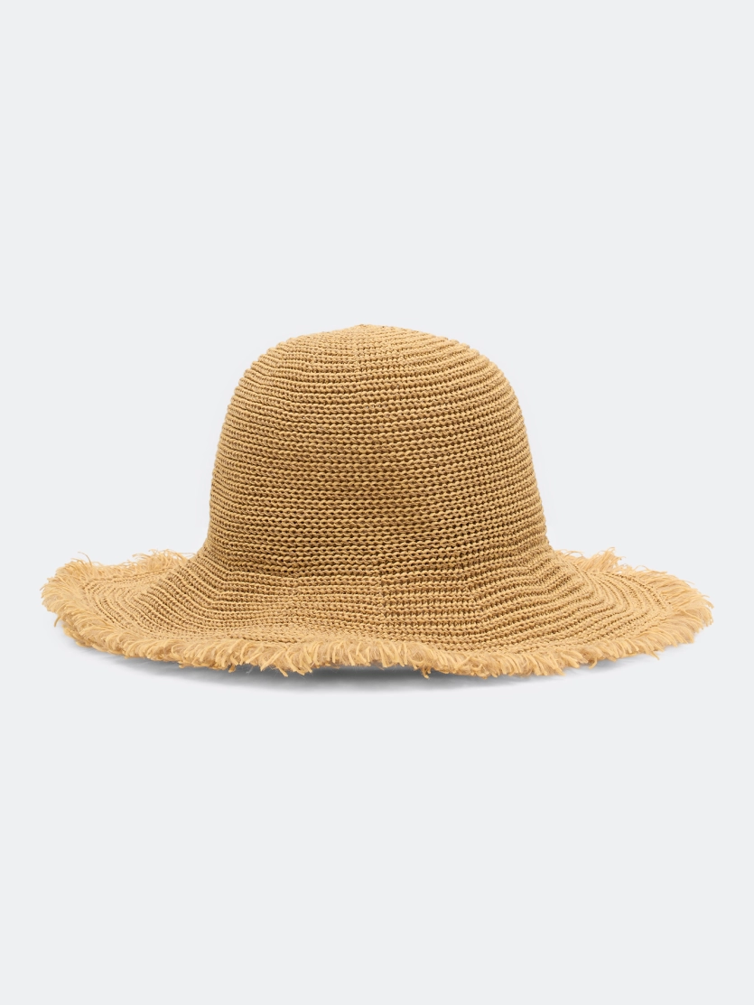 Летняя шляпа с широкими полями