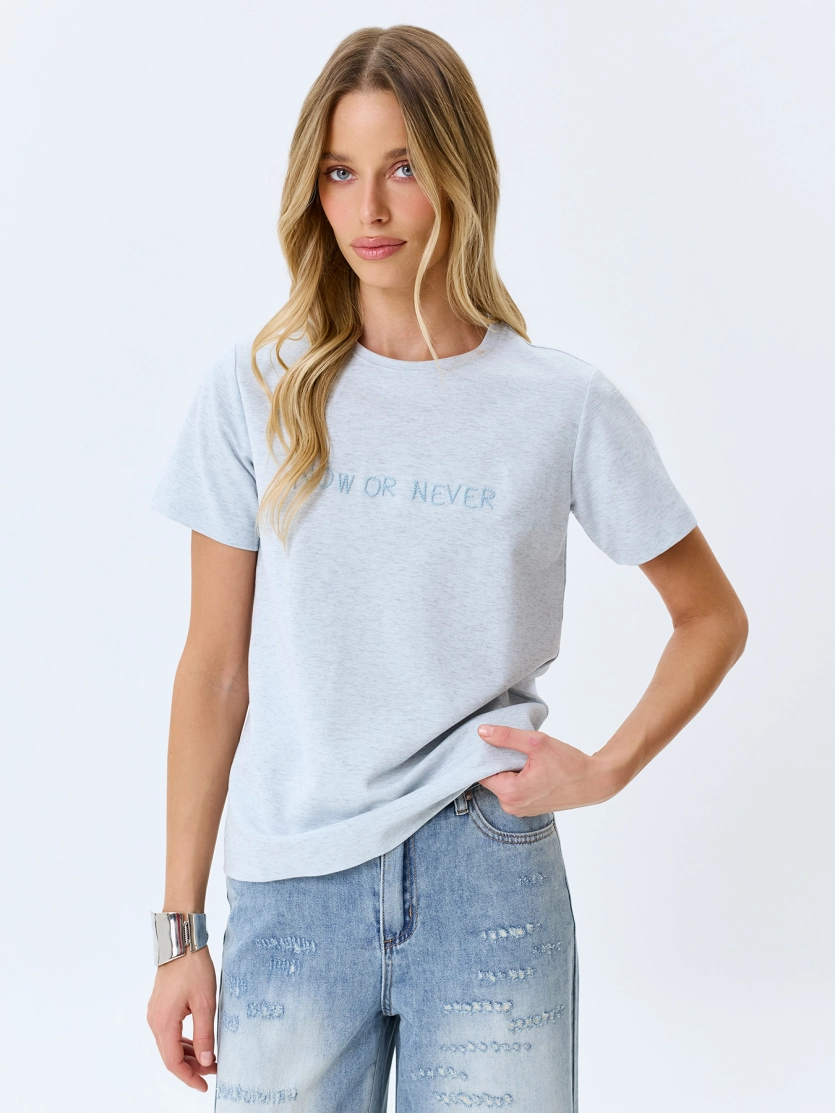 Меланжевая футболка с деликатной вышивкой