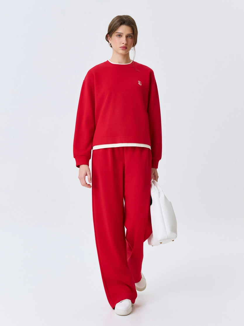 Яркий свитшот с контрастными акцентами