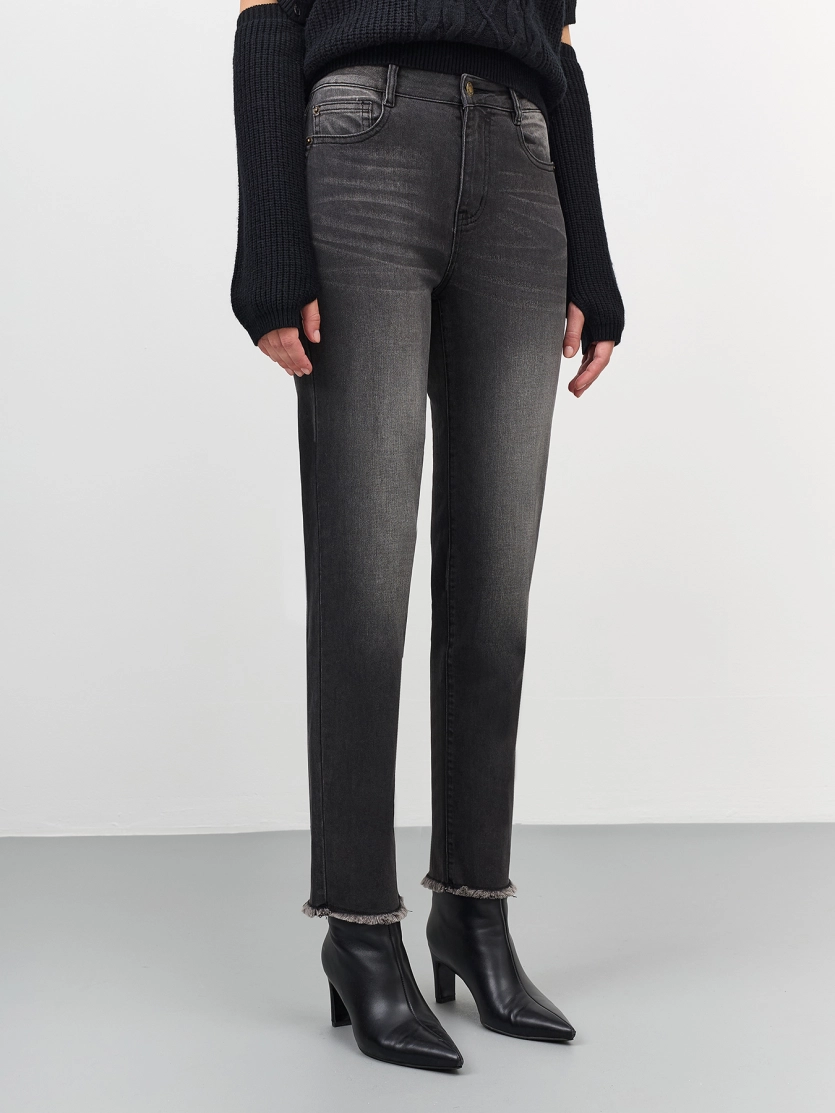 Джинсы с деликатной варкой и бахромой 