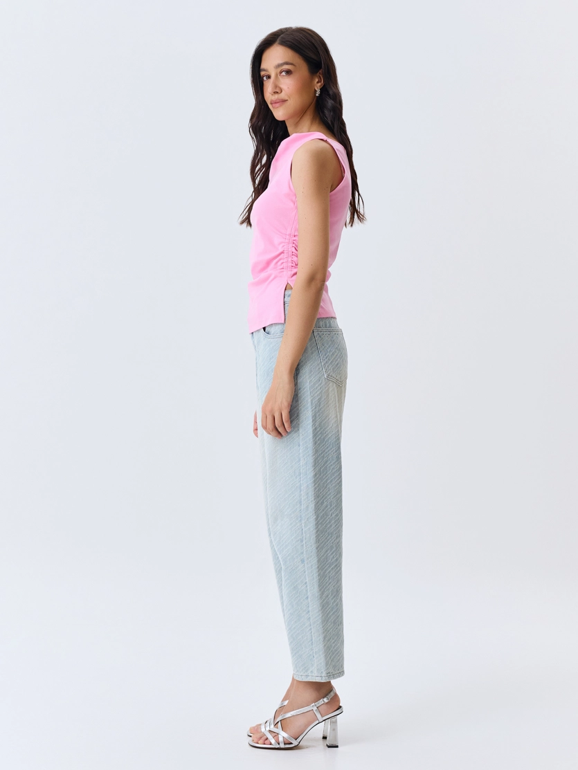 Джинсы из фактурного денима