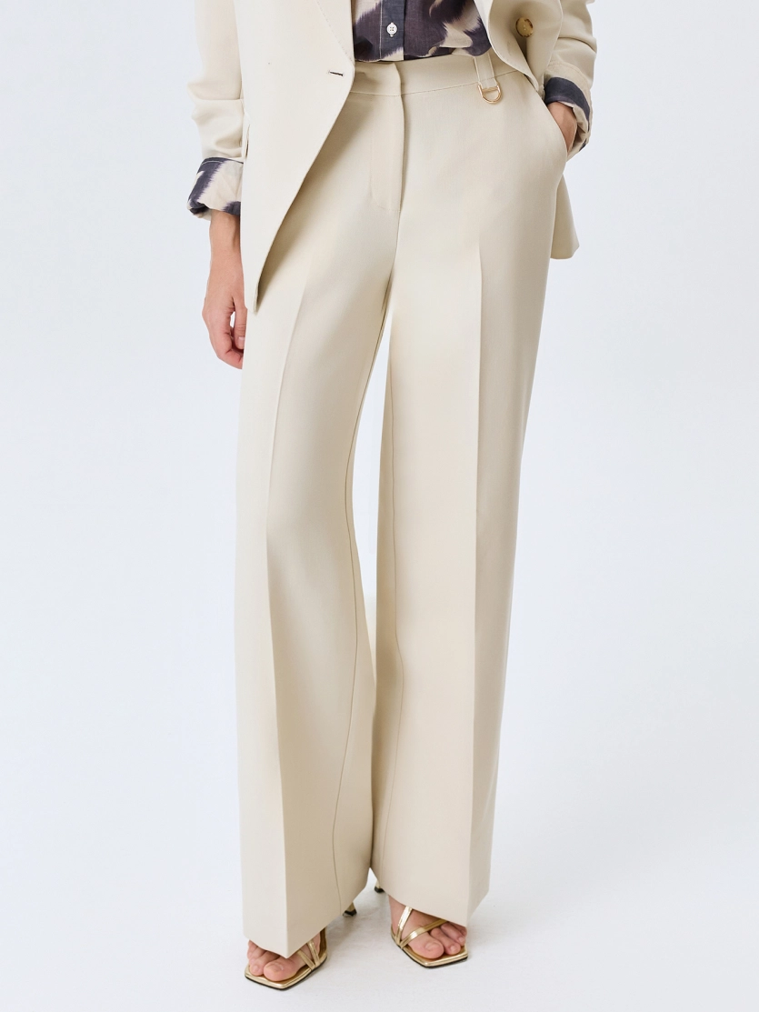 Широкие брюки с мягкими стрелками