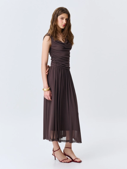 Платье с открытыми плечами