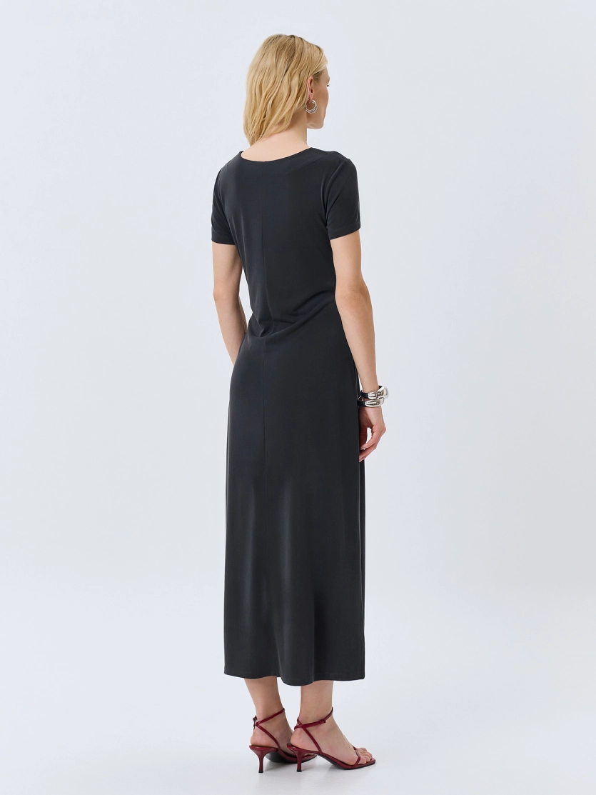 Элегантное платье с акцентной драпировкой