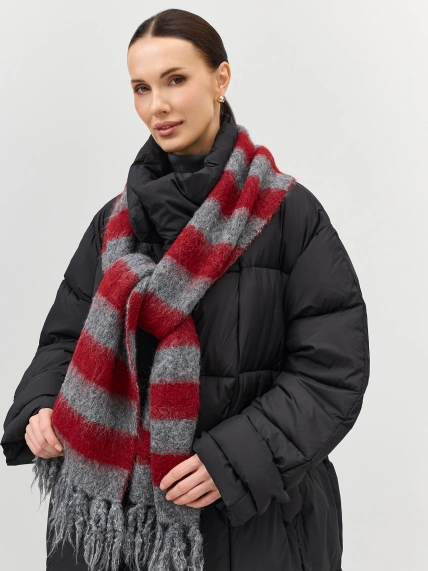 Яркий шарф в полоску 