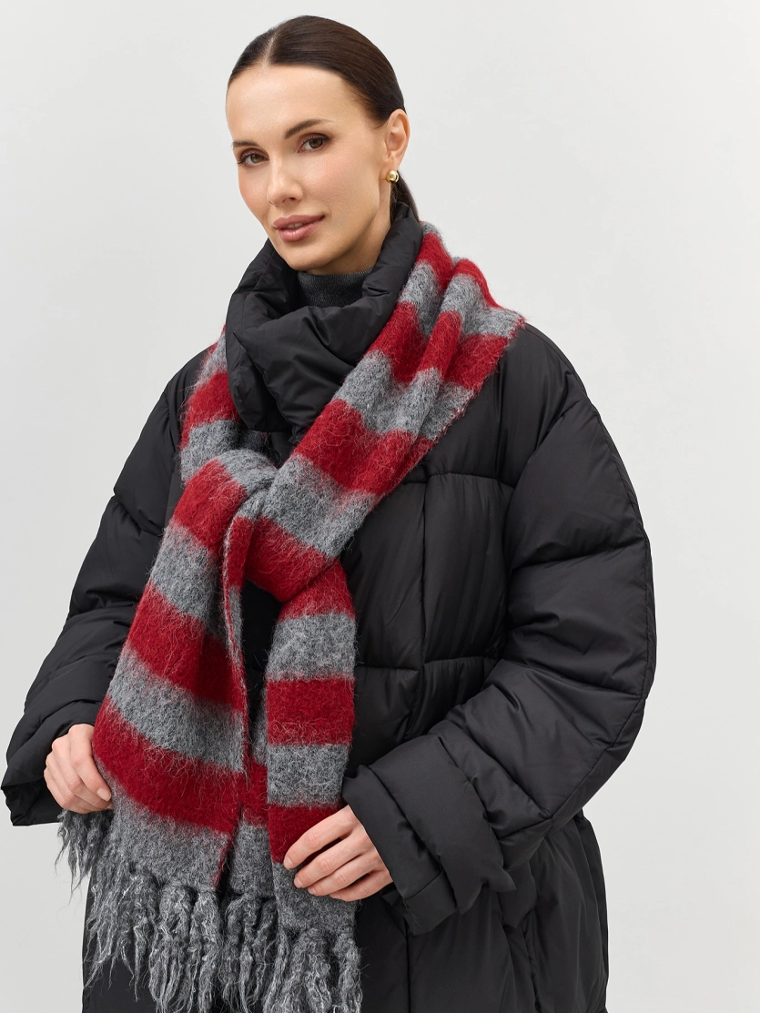 Яркий шарф в полоску 