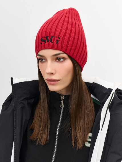 Тонкая шапка с вышивкой