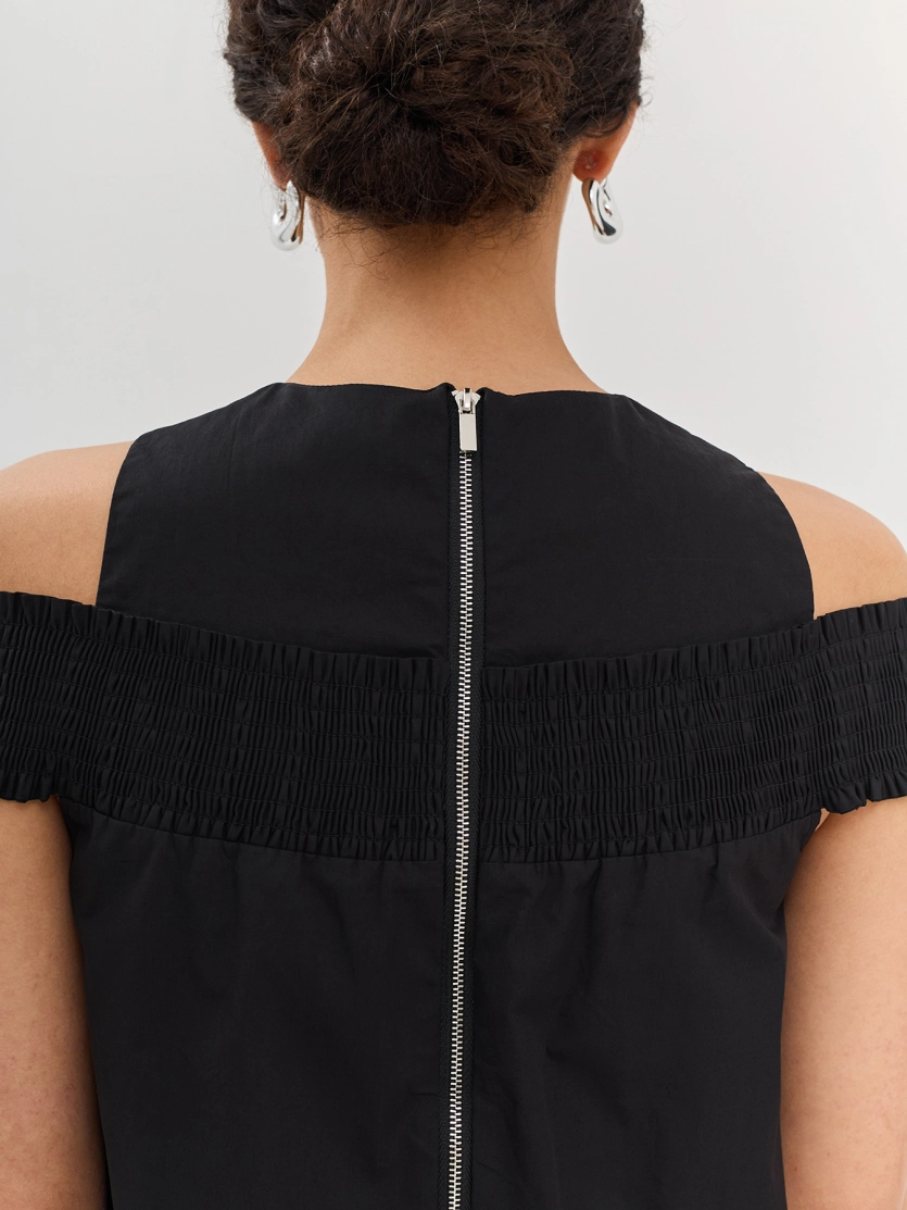 Хлопковое платье с акцентом на плечах