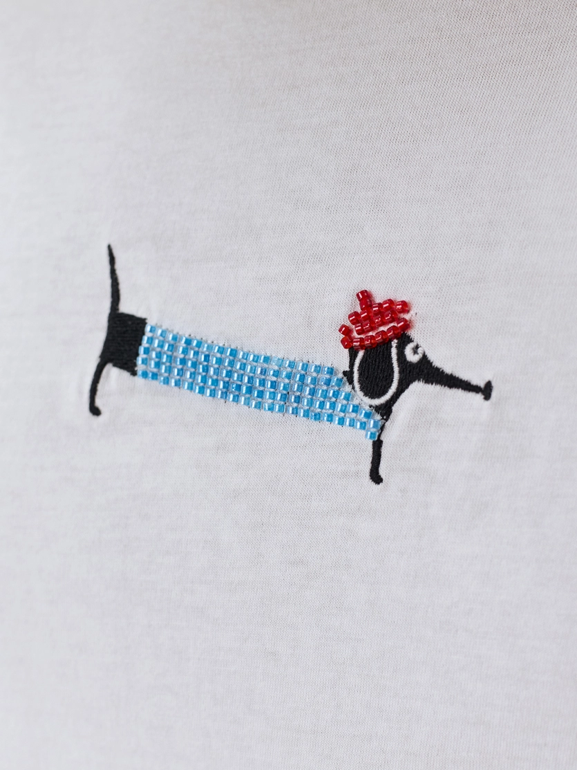 Футболка с яркой вышивкой