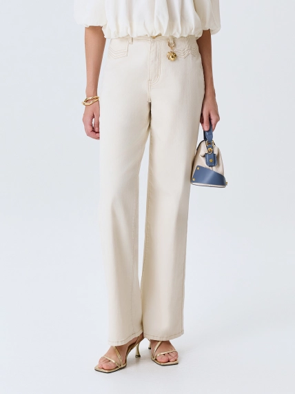 Прямые джинсы с металлическим декором