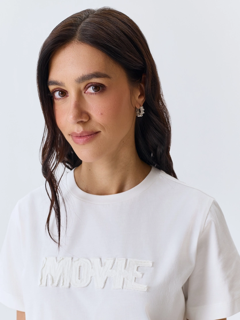 Футболка из 100% хлопка с лаконичной аппликацией