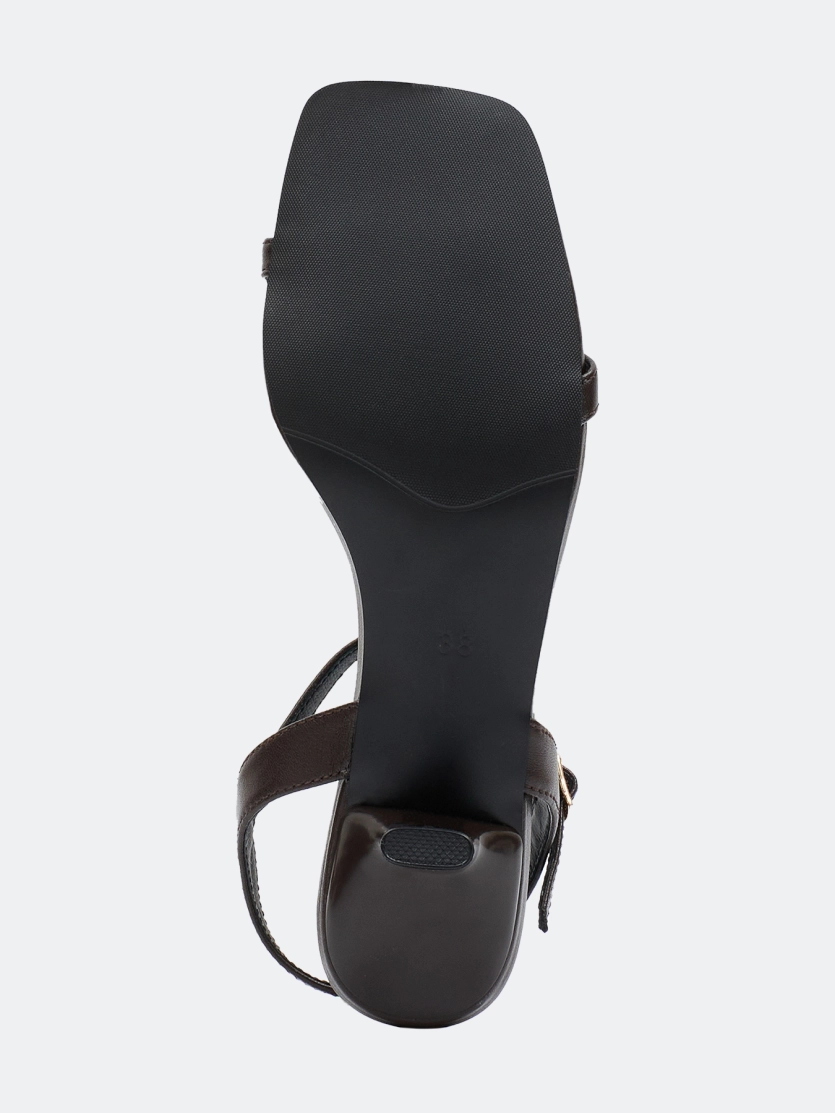 Кожаные босоножки с металлическим декором