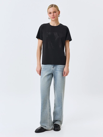 Футболка с искрящимися стразами